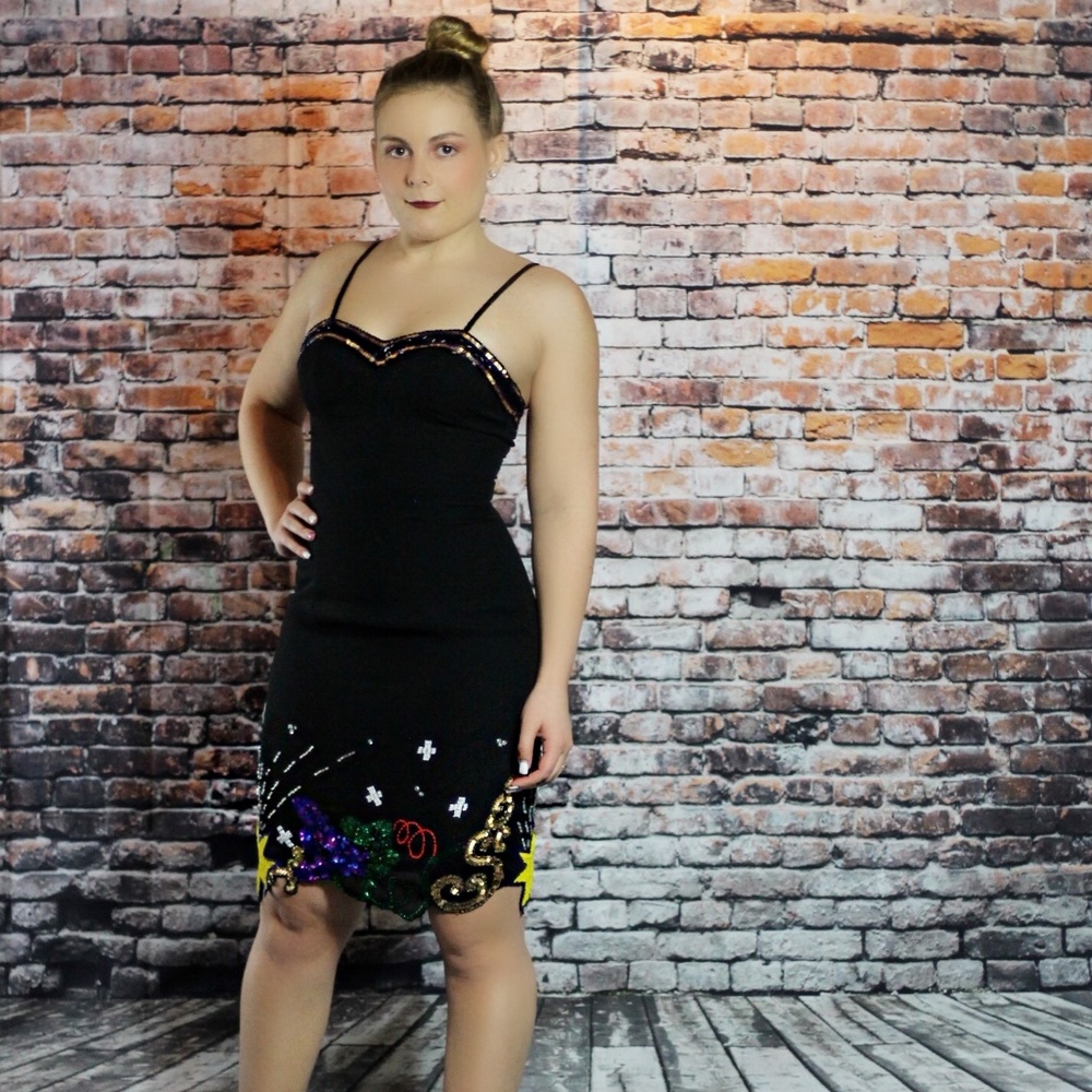 💜 Vintage Lil Black Dress With Some Sparkle